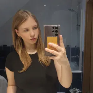 Baby-sitter sérieuse de 17 ans avec expérience familiale 