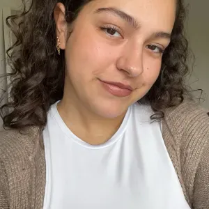 Baby-sitter étudiante, disponible à temps partiel. 