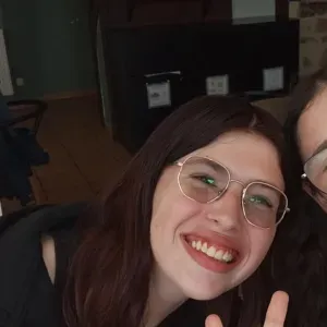 Baby sitter aimable et souriante 