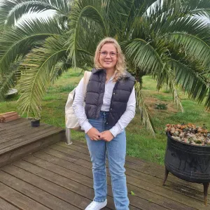 Étudiante proposant son aide au personnes dans le besoin