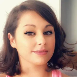 Femme de ménage appliquée sur le golfe 
