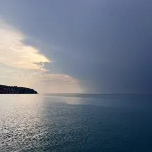 Gentils enfants autonomes à garder après l'école