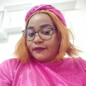 Baby-sitter disponible à Roanne et ses environs 