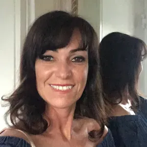 Nette Babysitterin bietet Hilfe an