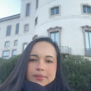 Addetta alle pulizia con grande attenzione.