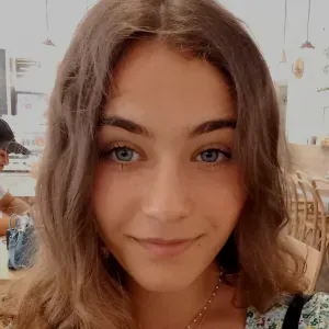 Ragazza amante degli animali per pet sitting a Genova