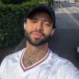 Je m'appelle Frankly, j'ai 29 ans, j'adore les chiens 