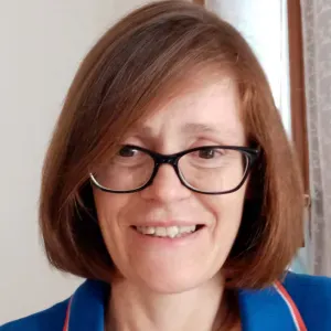 Signora delle pulizie alla mattina