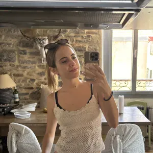 Jeune baby-sitter motivée et dynamique 