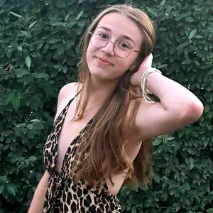 Étudiante heureuse de pouvoir garder vos boules de poils !