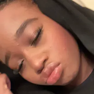 Baby-sitter sur pari disponible à l'occasion 