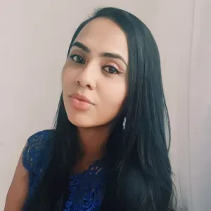 Babysitter com experiência em cuidar de crianças. 