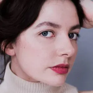 Jeune étudiante, garde d'enfants