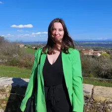 Étudiante qui fait apprendre en s'amusant.