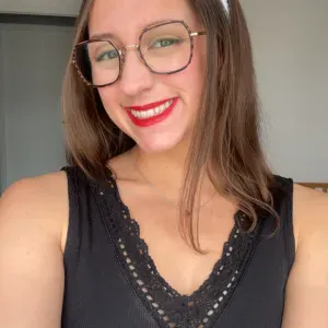 Étudiante disponible pour garde d'enfants.