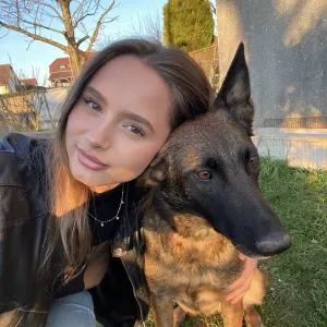 Étudiante qui aime simplement les animaux