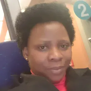 Femme de menage au pays et technicienne de surface à l'hôtel