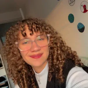 Baby-sitter expérimentée et pompier 