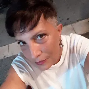 Addetta pulizie domestiche o industriali