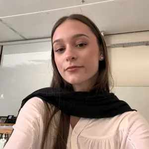 Busco trabajo en de niñera/tutora en Oporto