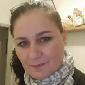 Addetta alle pulizie riordino casa.