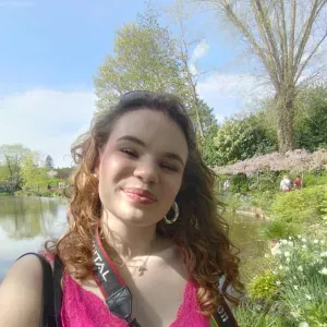 Je m'appelle Carmen j'ai 19 ans et je réside à Cergy.