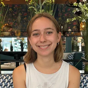 Étudiante ingénieure propose aide bienveillante à vos aînés