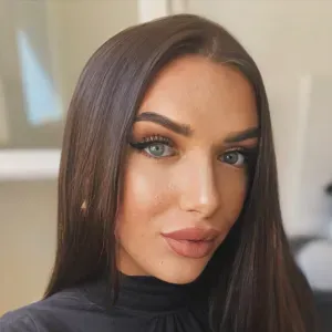 Auxiliaire de vie et femme de ménage.