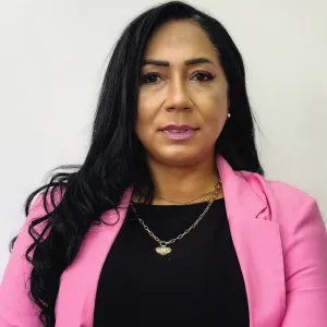 Luciana,cuidadora com  experiência em Braga