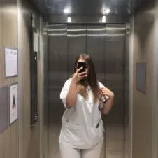 Aide soignante travaillant en maison de repos