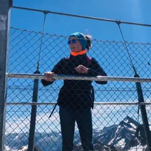 Recherche de travail en tant que baby-sitter ou aide à la pe