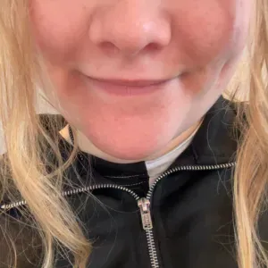 Baby-sitter expérimenté avec les jeunes enfants