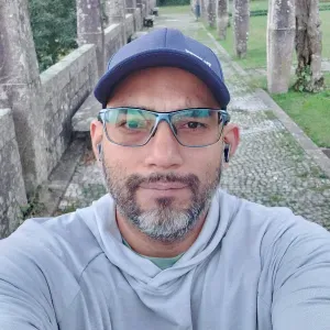 Colaborador multifuncional e responsável. 