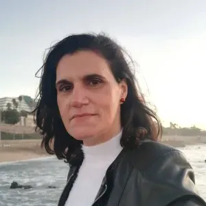 Empregada de limpeza responsável na zona de sintra