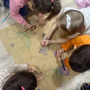  Je vous présente la meilleur baby-sitter, venez !