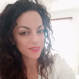 ADDETTA ALLE PULIZIE DOMESTICHE ,UFFICI.