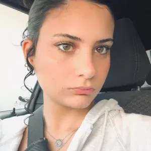 Cuidadora de cães, gatos e coelhos