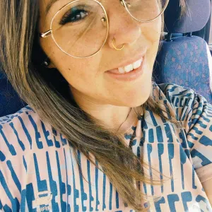 Baby-sitter expérimentée qui travaille da's l'enseignement 