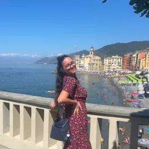 Baby-sitter et étudiante, disponible sur Pessac. 