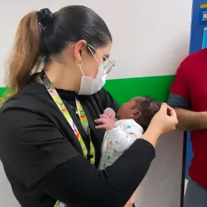 De profesión matrona, con experiencia de niñera.