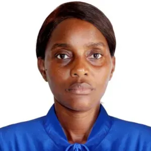 Empregada de limpeza responsável e atenta aos detalhes