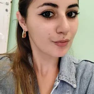 Adetta alle pulizie affidabile e precisa.