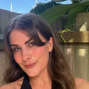English-Speaking Babysitter Available in Paris 🌟