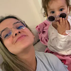 Je suis une baby-sitter qui aime jouer