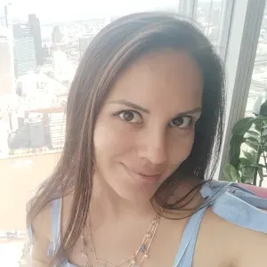 Cuidadora de perritos y gatitos