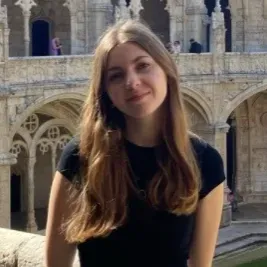 Pet-sitter à Lyon, étudiante à l'aise avec les animaux