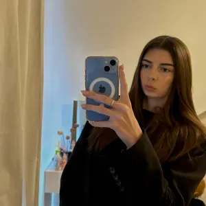 Baby-sitter qui aime passer du temps avec vos enfants 