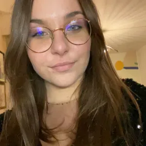 Baby-sitter étudiante à la recherche d'un emploi saisonnier