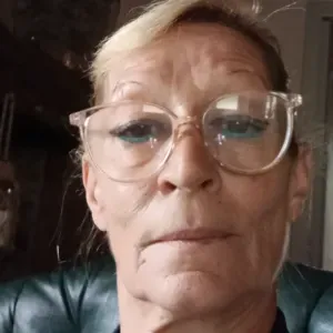 Femme de ménage bort les orgues
