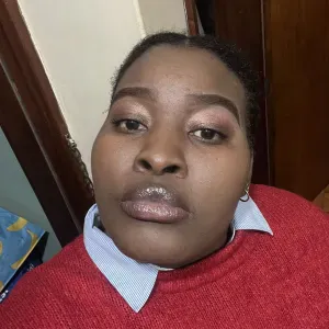 Empregada de limpeza disponível no porto